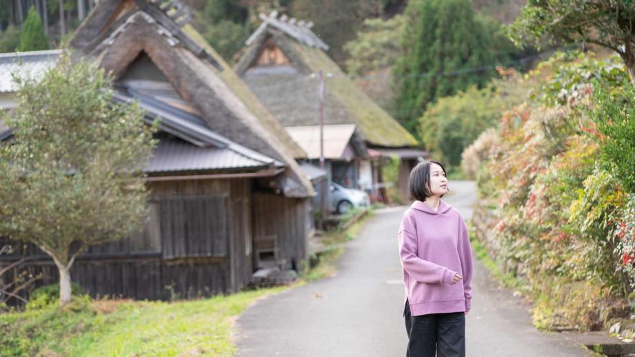 日本の農村を歩く旅行者