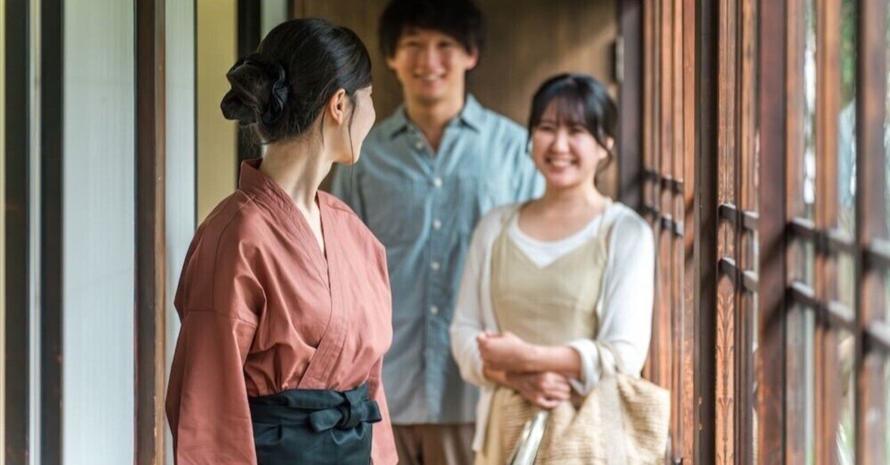 旅館で迎えるスタッフと旅行者
